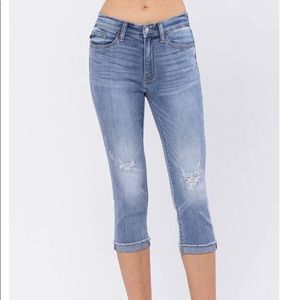 Judy Blue Light Wash Raw Hem Capris - Style 82249